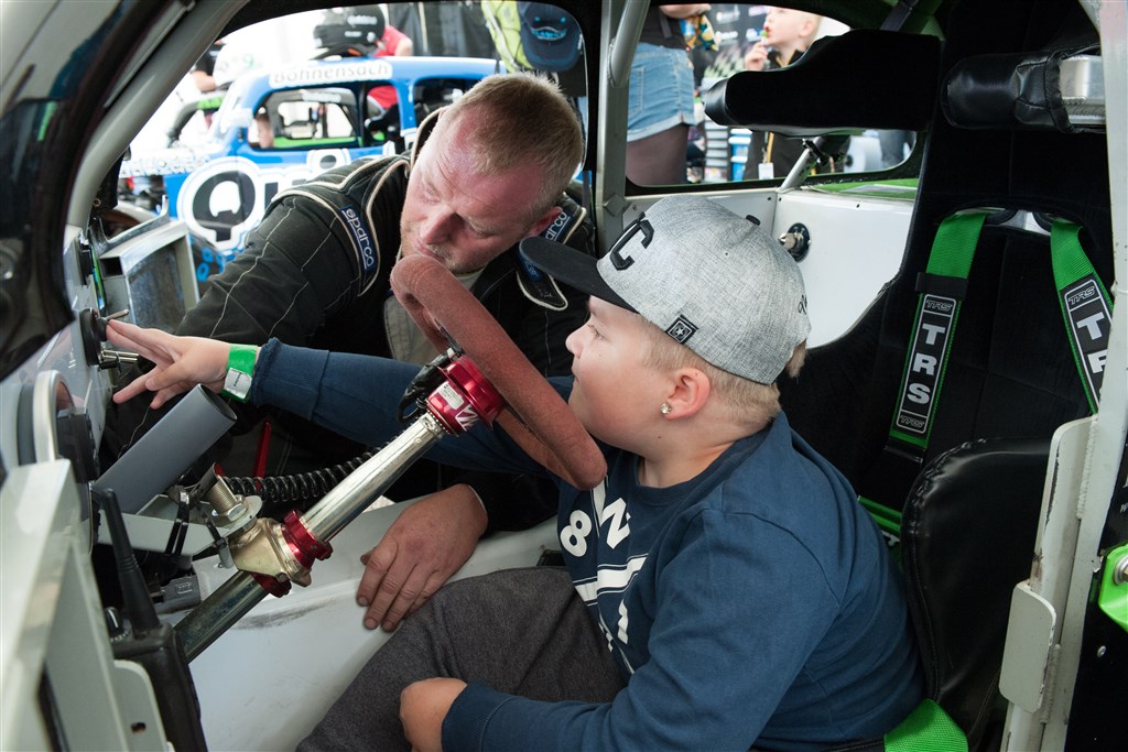 Phillip Henriksen har sat sig i en OK Mobil 1 Legend-vogn, mens teamejer Lars Ebbesen viser ham, hvordan man starter motoren.
(Foto: Jørn Bonde, PRessekontakt)